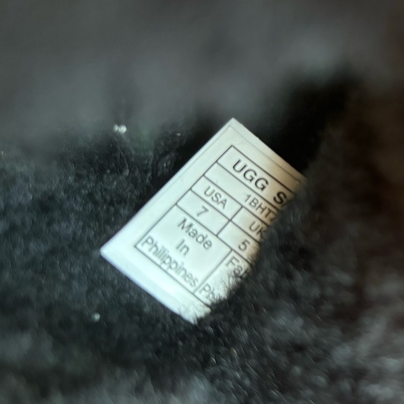 UGG Bootie Black with Fur - Picture 2 of 5